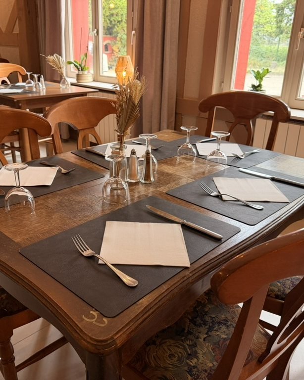 Une table dressée dans la salle lumineuse du 76