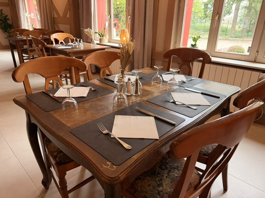 Table dressée près des fenêtres